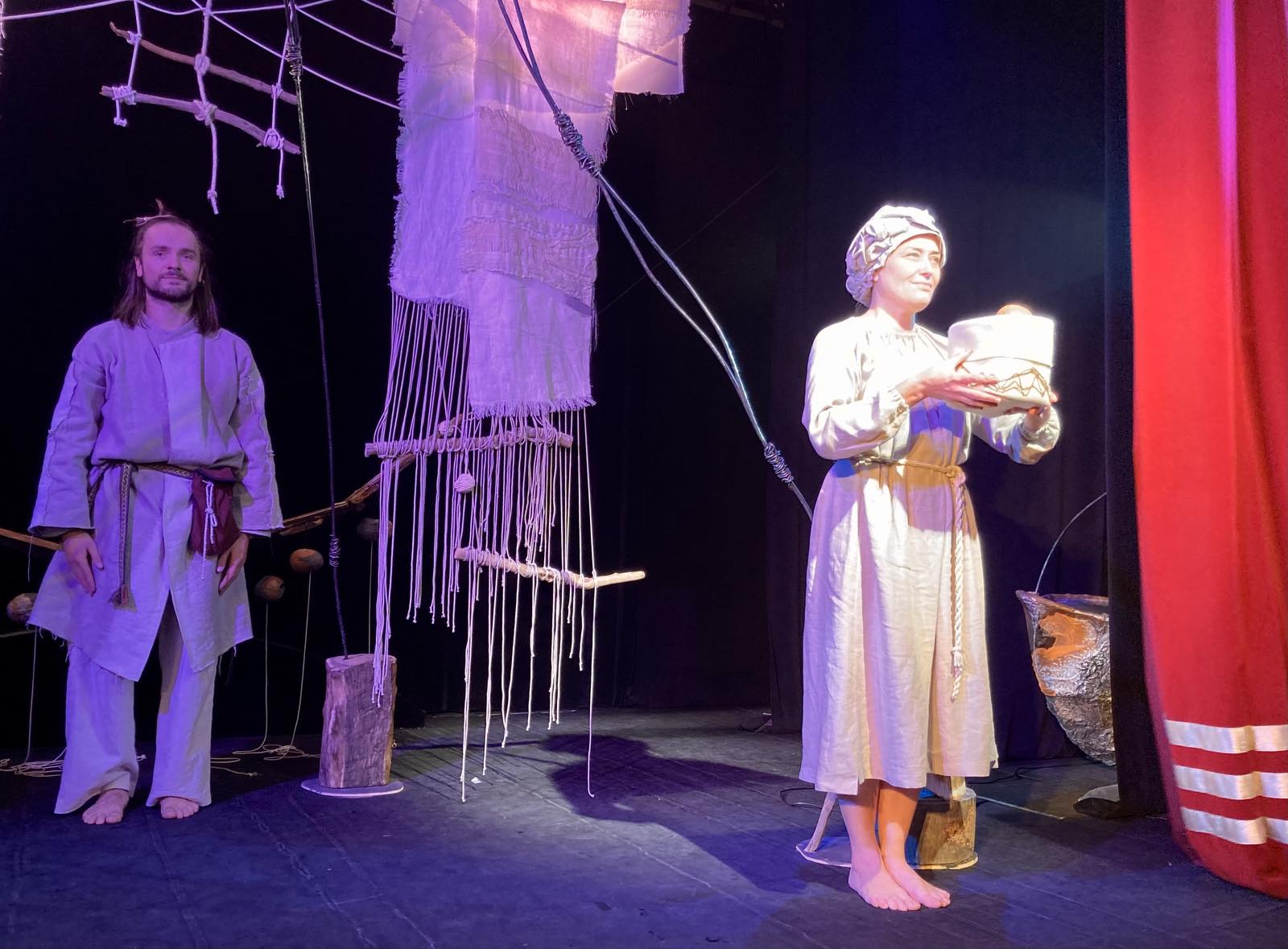 «Кацёл з каменьчыкамі» Уладзіміра Караткевіча – прэм’ера і дэбют у Тэатры «Лялька» «Кацёл з каменьчыкамі» Уладзіміра Караткевіча – прэм’ера і дэбют у Тэатры «Лялька»