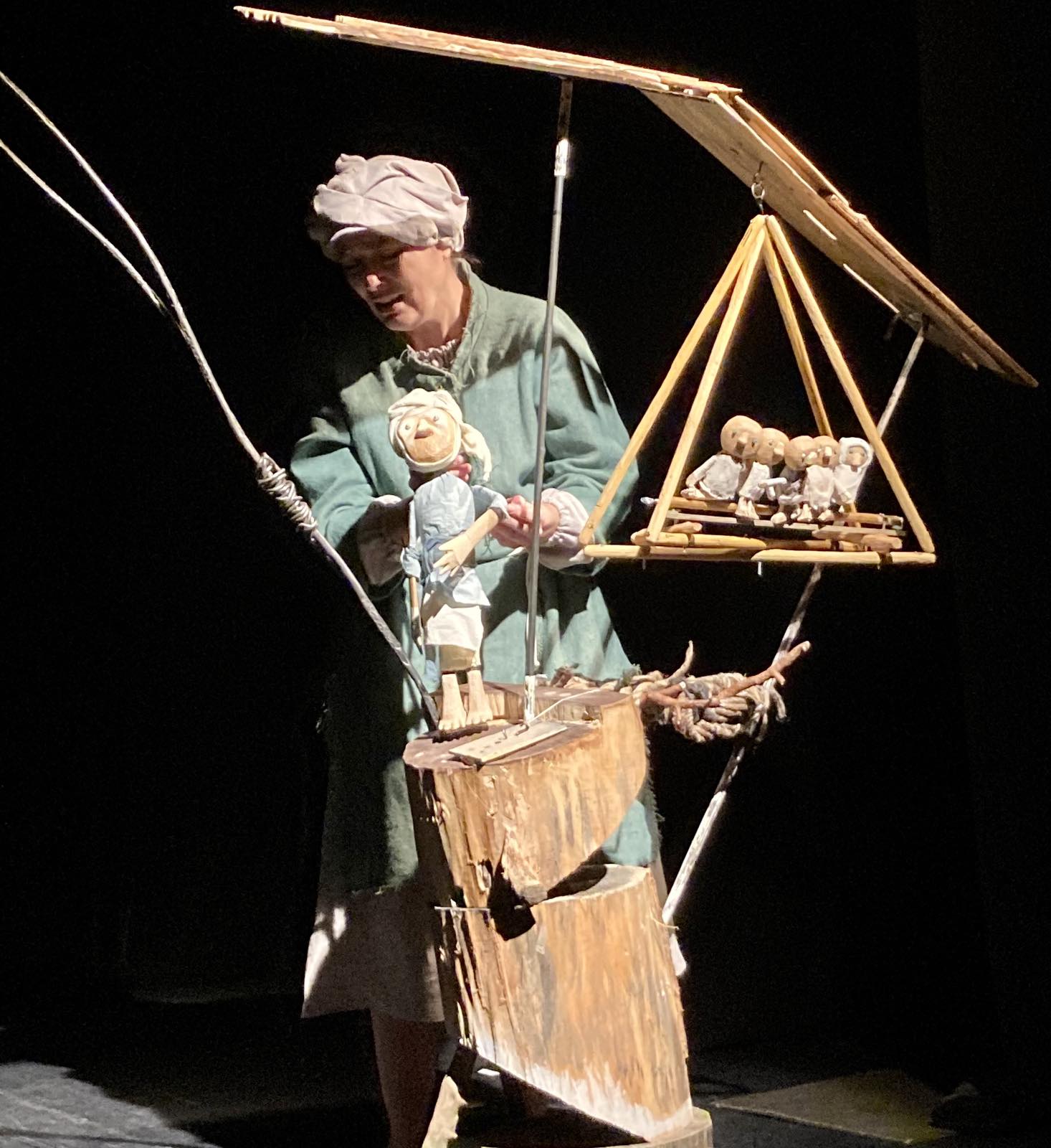 «Кацёл з каменьчыкамі» Уладзіміра Караткевіча – прэм’ера і дэбют у Тэатры «Лялька» «Кацёл з каменьчыкамі» Уладзіміра Караткевіча – прэм’ера і дэбют у Тэатры «Лялька»