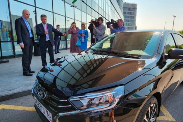 Казус на презентации Lada Aura. Премиальная новинка не завелась Казус на презентации Lada Aura. Премиальная новинка не завелась