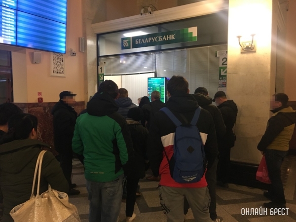 Белорусы еще активнее понесли валюту в обменники Белорусы еще активнее понесли валюту в обменники