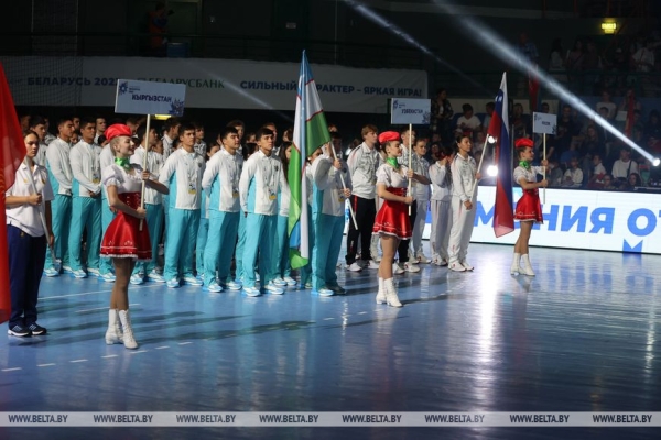 Зажигательные танцы и спортивное братство. В Бресте драйвово открыли турнир по гандболу Зажигательные танцы и спортивное братство. В Бресте драйвово открыли турнир по гандболу