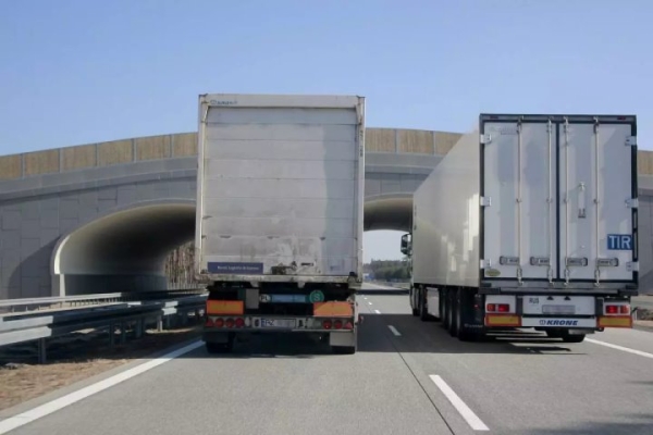 В Польше фурам запретили опережать друг друга: что об этом думают перевозчики В Польше фурам запретили опережать друг друга: что об этом думают перевозчики