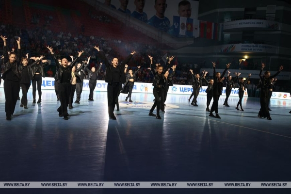 Зажигательные танцы и спортивное братство. В Бресте драйвово открыли турнир по гандболу Зажигательные танцы и спортивное братство. В Бресте драйвово открыли турнир по гандболу