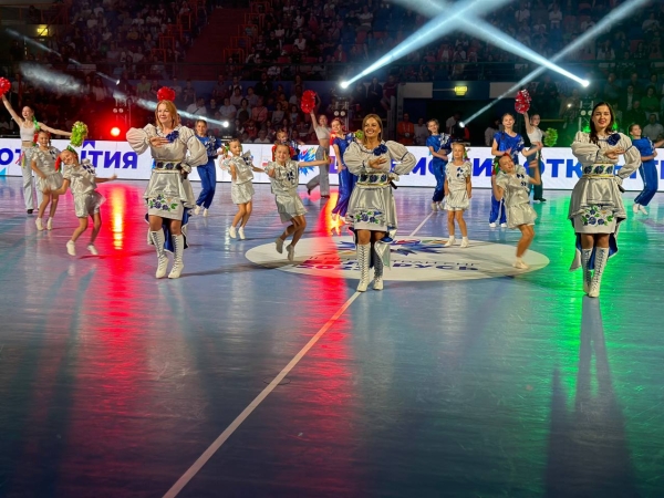 Зажигательные танцы и спортивное братство. В Бресте драйвово открыли турнир по гандболу Зажигательные танцы и спортивное братство. В Бресте драйвово открыли турнир по гандболу