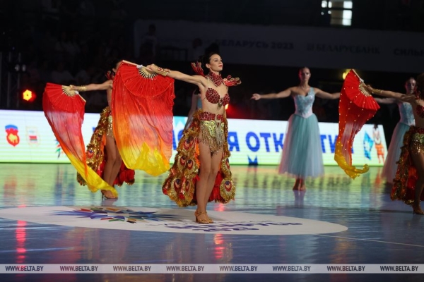 Зажигательные танцы и спортивное братство. В Бресте драйвово открыли турнир по гандболу Зажигательные танцы и спортивное братство. В Бресте драйвово открыли турнир по гандболу