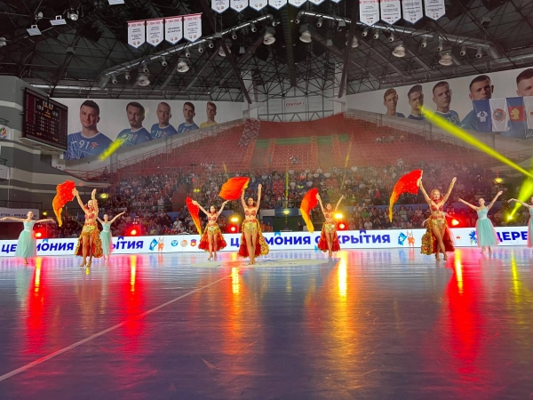 Зажигательные танцы и спортивное братство. В Бресте драйвово открыли турнир по гандболу Зажигательные танцы и спортивное братство. В Бресте драйвово открыли турнир по гандболу