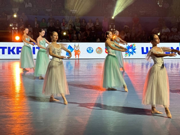 Зажигательные танцы и спортивное братство. В Бресте драйвово открыли турнир по гандболу Зажигательные танцы и спортивное братство. В Бресте драйвово открыли турнир по гандболу