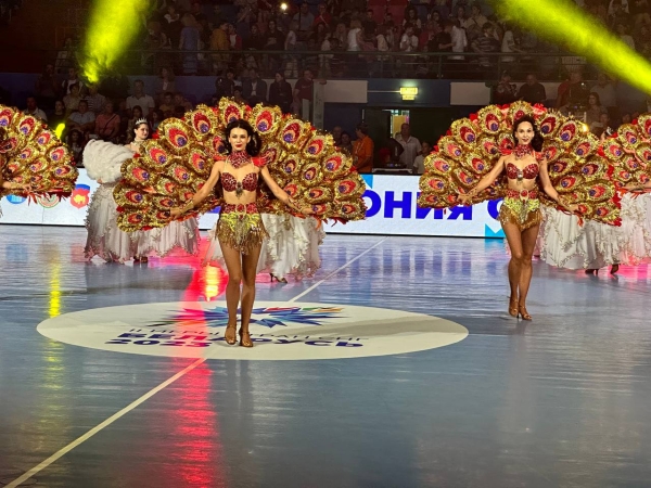 Зажигательные танцы и спортивное братство. В Бресте драйвово открыли турнир по гандболу Зажигательные танцы и спортивное братство. В Бресте драйвово открыли турнир по гандболу