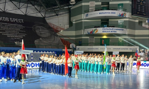 Зажигательные танцы и спортивное братство. В Бресте драйвово открыли турнир по гандболу Зажигательные танцы и спортивное братство. В Бресте драйвово открыли турнир по гандболу