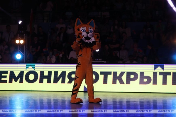 Зажигательные танцы и спортивное братство. В Бресте драйвово открыли турнир по гандболу Зажигательные танцы и спортивное братство. В Бресте драйвово открыли турнир по гандболу