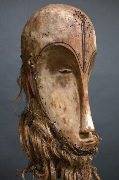 Семья продала старую маску за €150, а покупатель вскоре ее перепродал за €4,2 миллиона Семья продала старую маску за €150, а покупатель вскоре ее перепродал за €4,2 миллиона